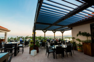 An image of a louvered roof for restaurant patios from Apollo