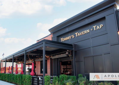 Tommy's Tavern + Tap outdoor dining area with Apollo adjustable pergola.