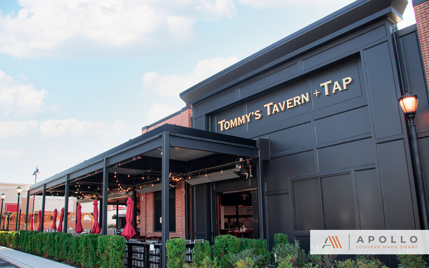 Tommy's Tavern + Tap outdoor dining area with Apollo adjustable pergola.